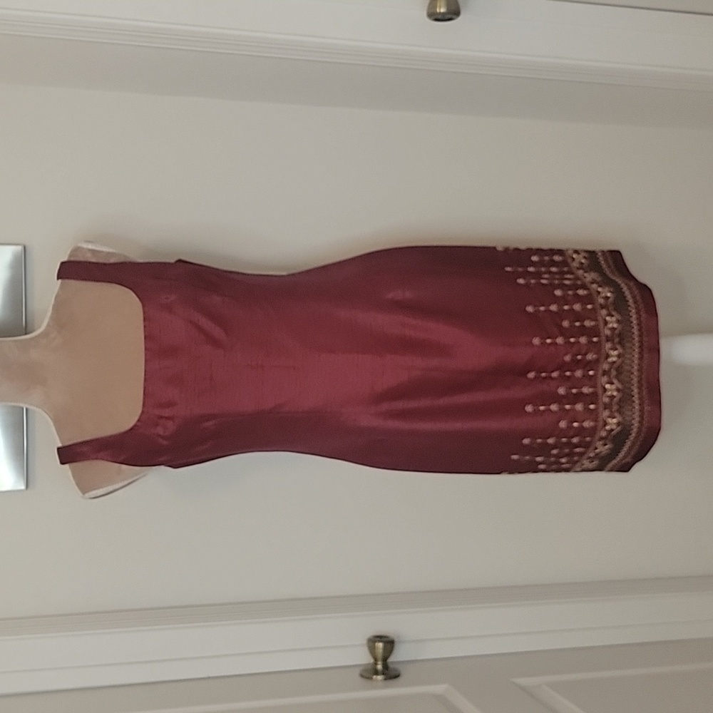 Donna Ricco, Size 8P, Sleeveless, Square Neck Dress w/ Embroidered Accent.  EUC!